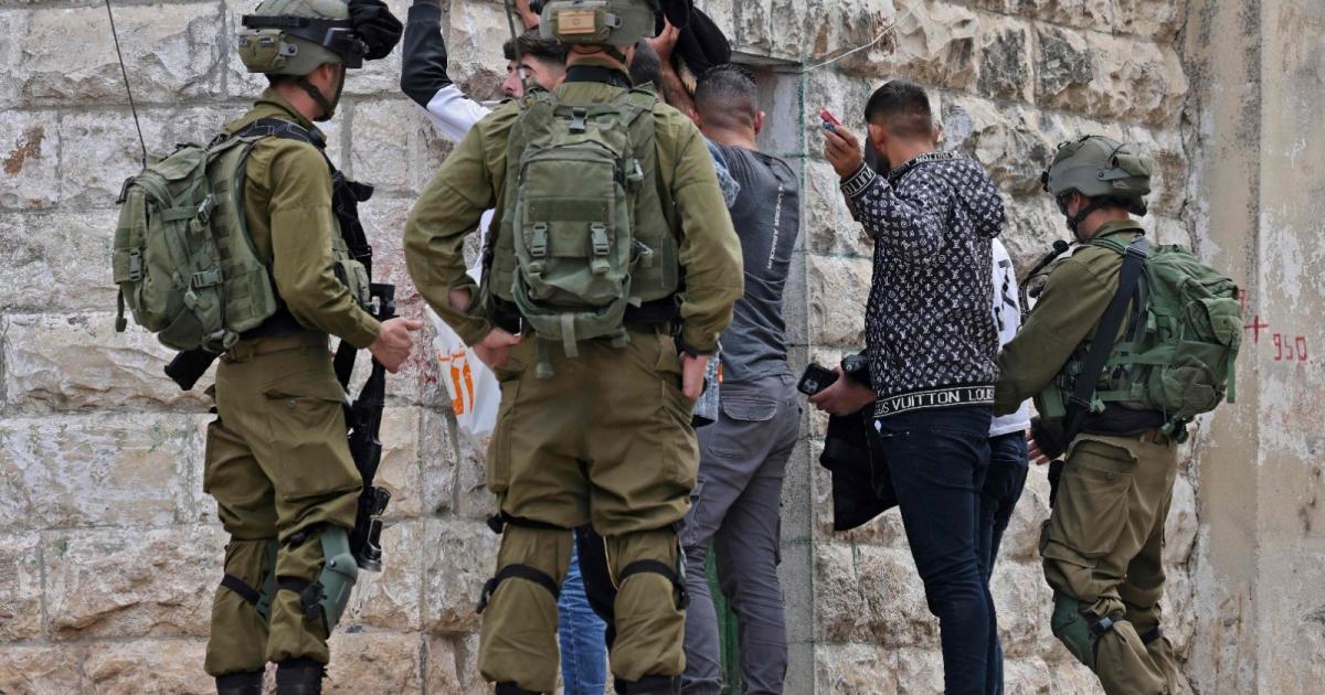 الاحتلال يعتقل 27 مواطنا ويقتحم جمعيات خيرية بالضفة الغربية | وكالة شمس نيوز الإخبارية - Shms News |