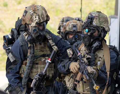 الجيش الأمريكي يكشف عن صور لتدريبات بالقرب من المنطقة المنزوعة السلاح مع تصاعد التوترات العسكرية