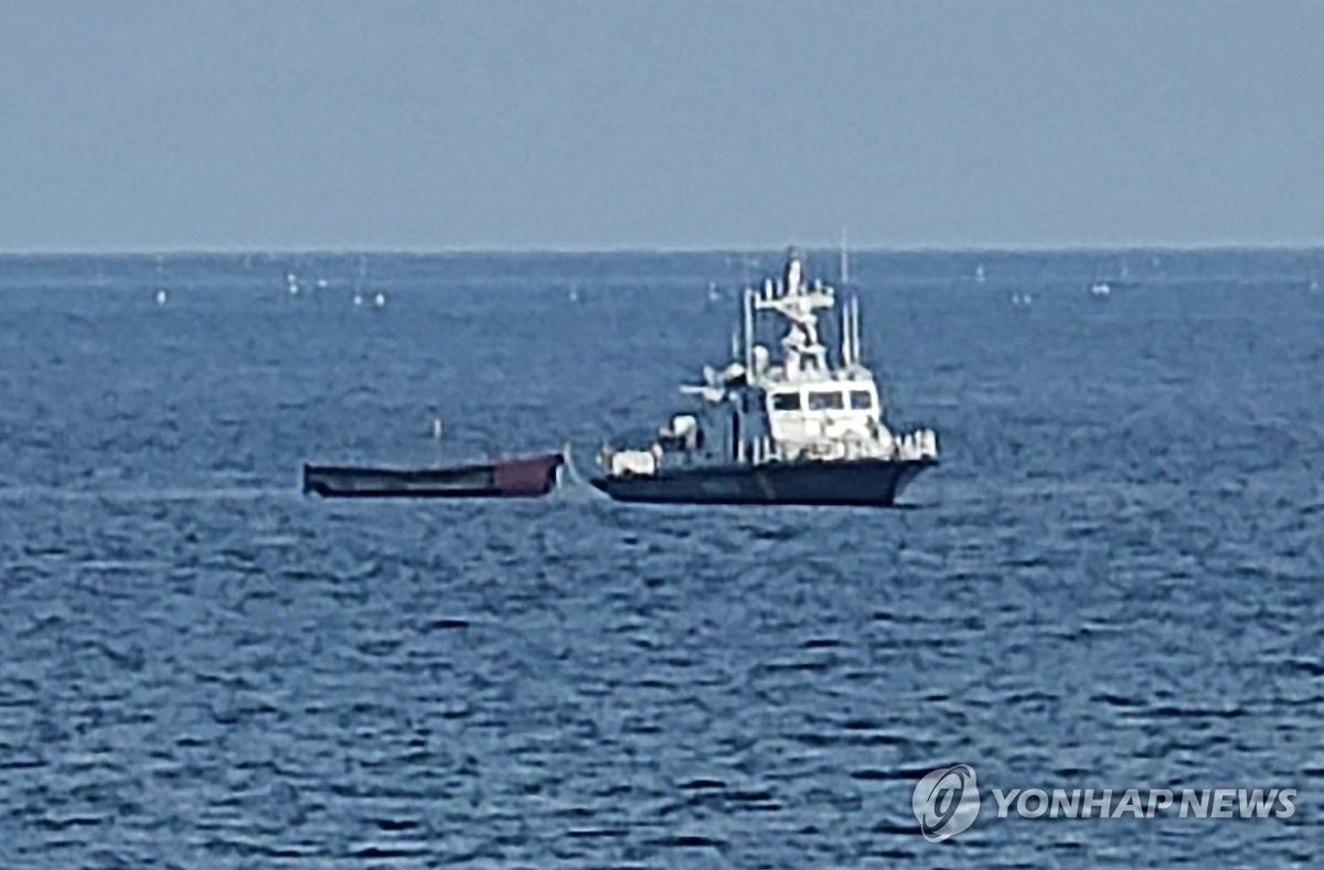 امرأة حامل من بين 4 كوريين شماليين عبروا الحدود البحرية على متن قارب خشبي