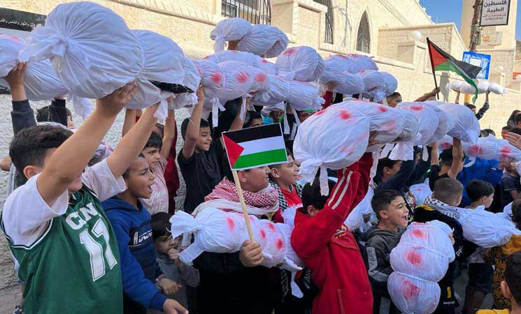 بالصور ؛ الأردن.. مسيرة “أكفان” لأطفال تعبر عن معاناة أقرانهم في غزة