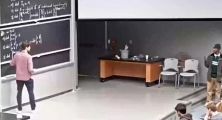بالفيديو.. طالب يقاطع محاضرة في جامعة أميركية لدعم فلسطين