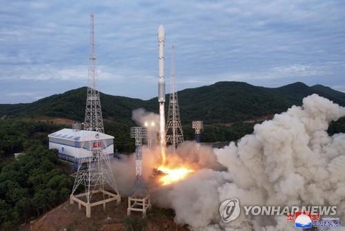 تقرير: كوريا الشمالية تخطر اليابان بخطتها لإطلاق قمر صناعي بين الأربعاء والأول من ديسمبر