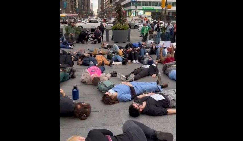شاهد/اطباء يستلقون على الارض في فيلادلفيا نصرة لغزة!