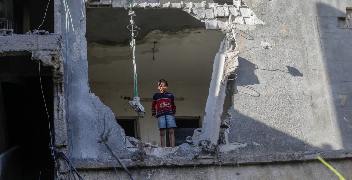 “شدوا بعضكم يا أهل فلسطين”.. أطفال غزة يغنون للصمود وسط الدمار واستمرار القصف+فیدیو