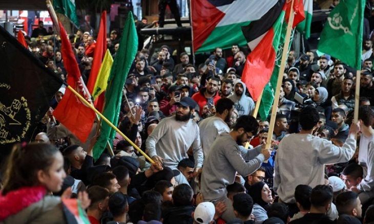 فیدیوهات ؛ وصول 34 أسيراً فلسطينياً محرراً إلى بلدية البيرة بالضفة المحتلة