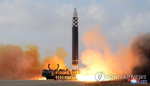 كوريا الشمالية تخصص عطلة لإطلاق صاروخ باليستي عابر للقارات
