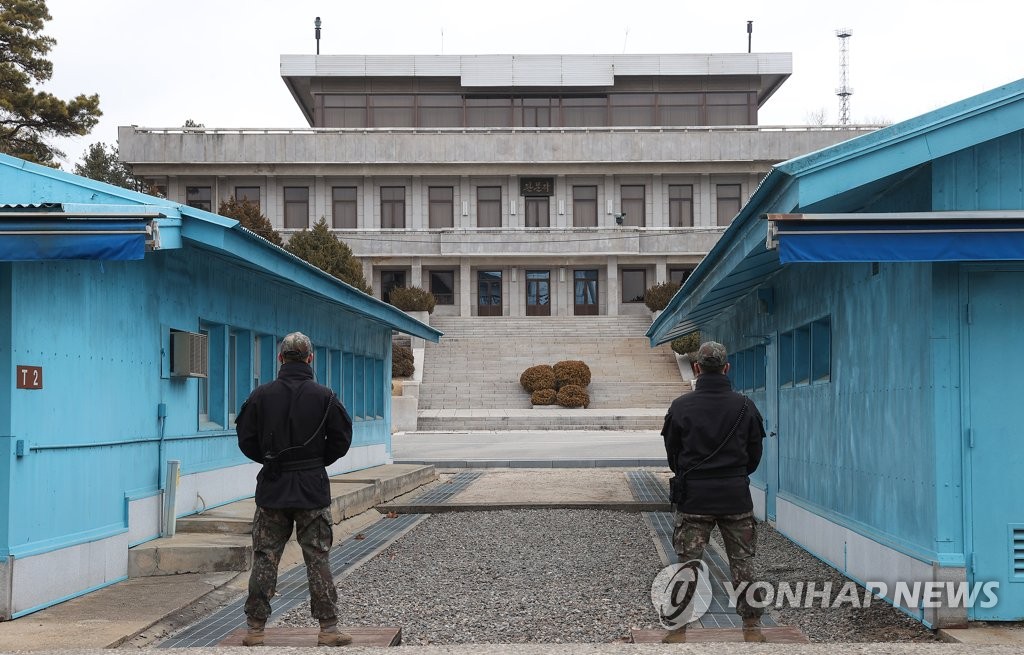 مصادر: الجنود الكوريون الشماليون المتمركزون في المنطقة المنزوعة السلاح يحملون مسدسات