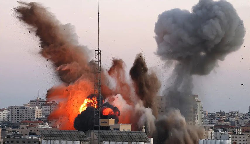 الاحتلال يلقي قنابل غبية على غزة