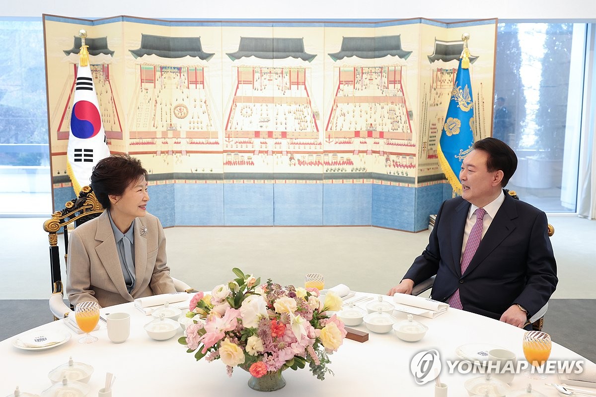 الرئيس يون يقيم مأدبة غداء مع الرئيسة السابقة بارك كون-هيه