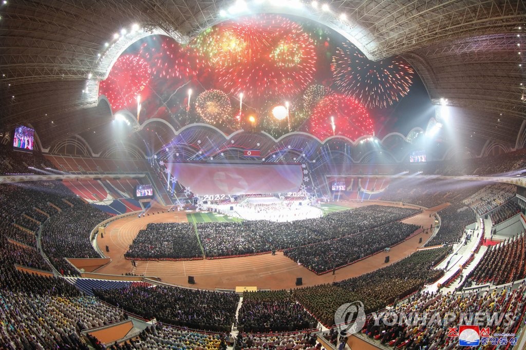 الزعيم الكوري الشمالي يدعو المساهمين في تحقيق الإنجازات الاقتصادية لاحتفالات رأس السنة الجديدة