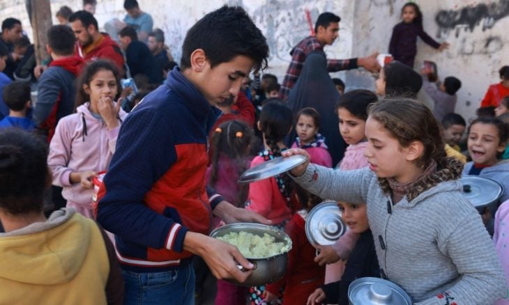 بالصور ؛ دراسة: 64% من سكان غزة يتناولون الحشائش والطعام منتهي الصلاحية لسد الجوع