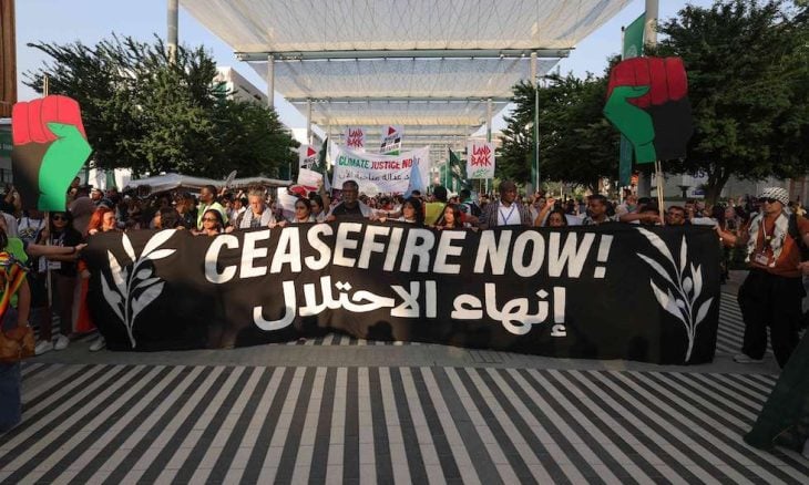 بالفیدیو و الصور ؛ مسيرة حاشدة عند مقر انعقاد قمة المناخ في دبي تطالب بوقف إطلاق النار في غزة