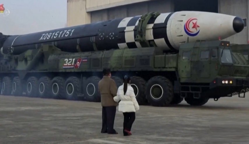 شاهد..كوريا الشمالية تهدد أمريكا بصاروخ باليستي مرعب جديد!