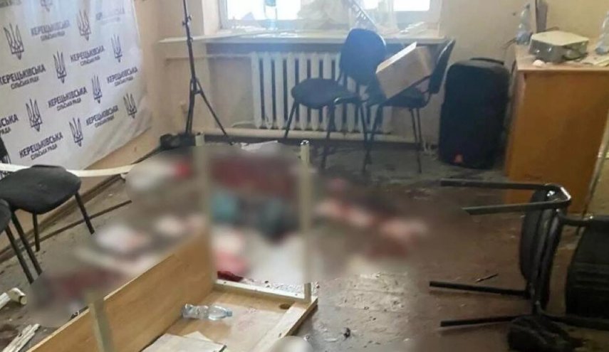 شاهد لحظة جنون نائب أوكراني بتفجيره قنابل يدوية بمجلس محلي