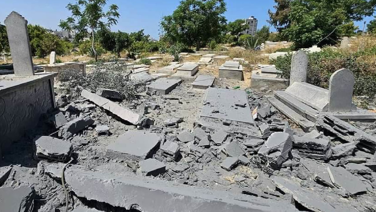 قوات إسرائيلية تدهس وتدمر عشرات القبور في غزة