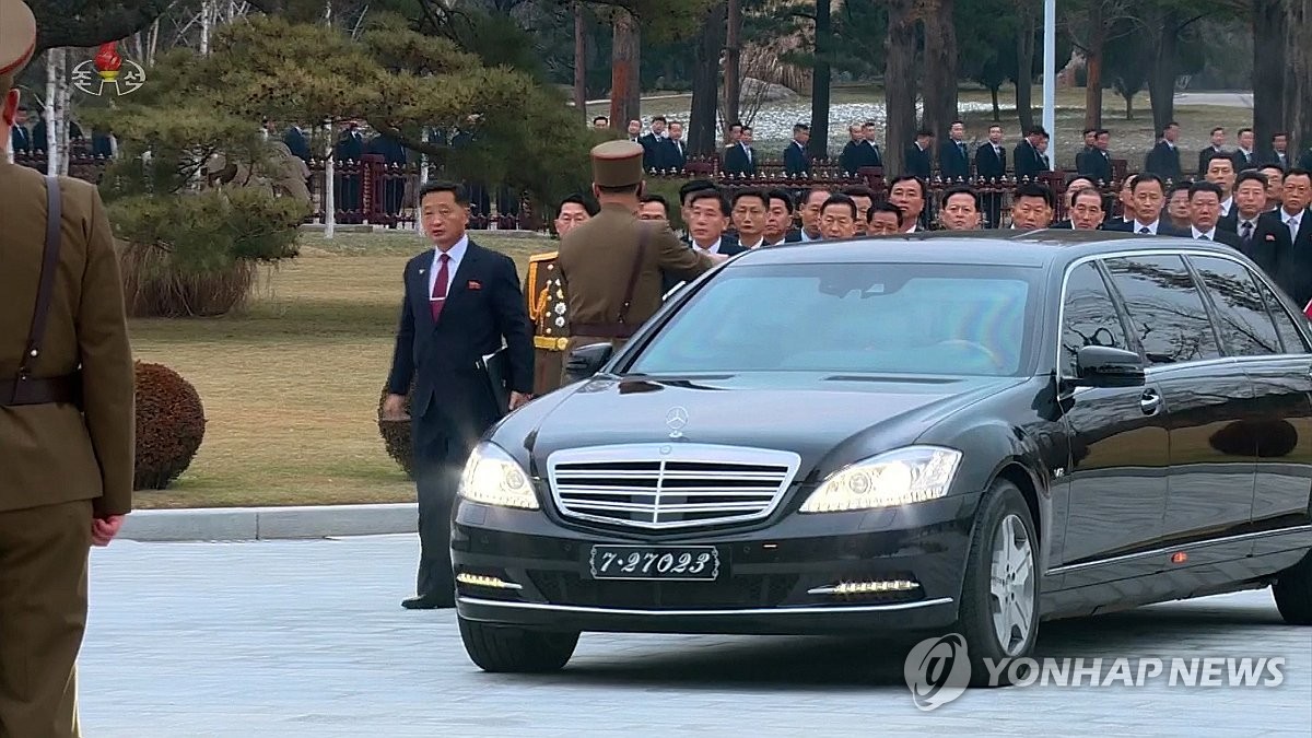 كبار المسؤولين الكوريين الشماليين يحضرون اجتماع نهاية العام في سيارات سيدان فاخرة