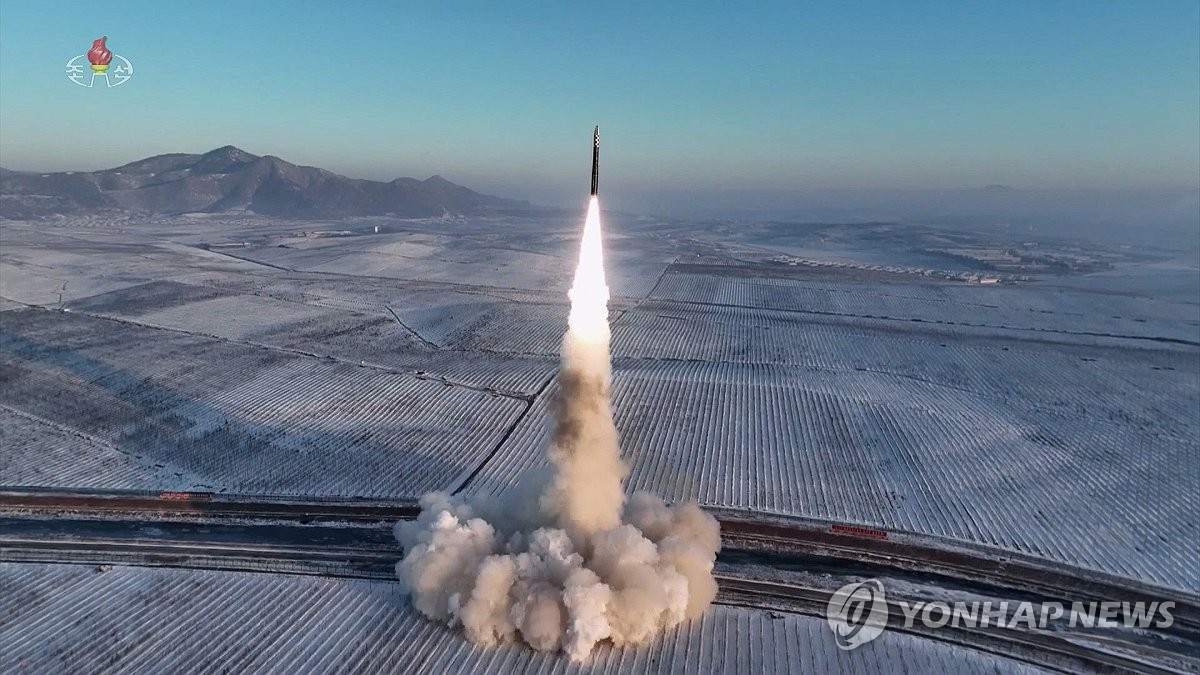 كوريا الشمالية تصف إطلاق صاروخ باليستي عابر للقارات بأنه نجاح كبير