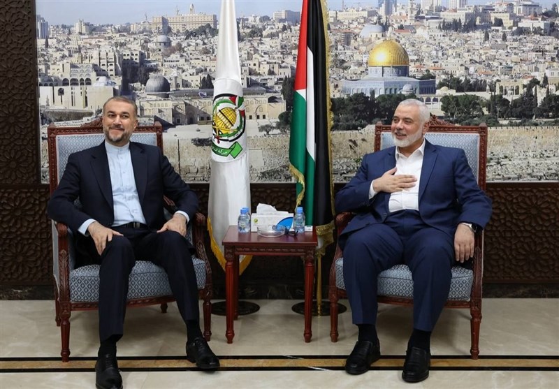 وزیر الخارجیة الإیرانی یلتقی رئیس المکتب السیاسی لحرکة حماس فی الدوحة