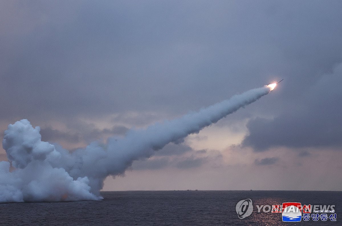 الإعلام الكوري الشمالي: القائد أشرف على اختبارات إطلاق صواريخ كروز من غواصة