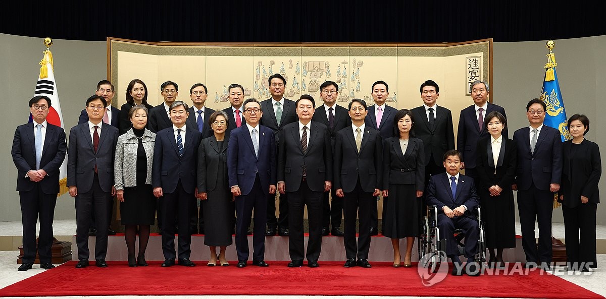 الرئيس «يون» يقدم خطابات التعيين إلى وزير الخارجية ومدير وكالة المخابرات الوطنية
