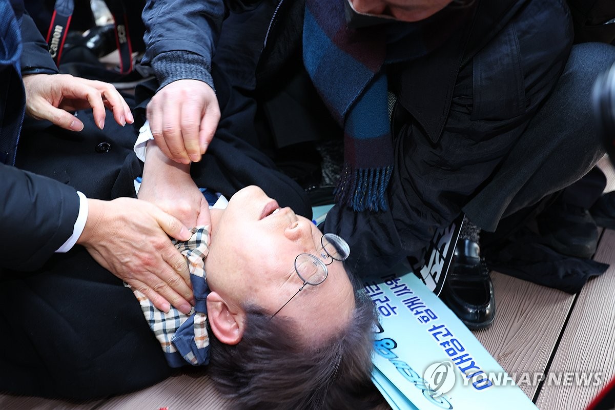 (جديد) زعيم المعارضة لي جيه-ميونغ يتعرض لاعتداء أثناء زيارته إلى بوسان