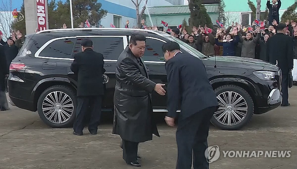رصد الزعيم الكوري الشمالي وهو يستخدم سيارة مرسيدس بنز فاخرة على الرغم من العقوبات
