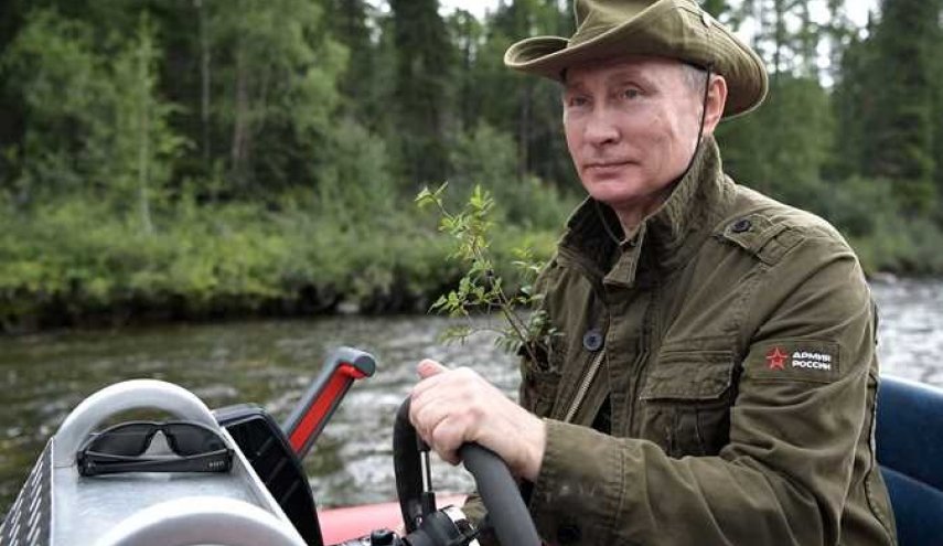 شاهد/ الرئيس الروسي يغطس عارياً في مياه مجمدة