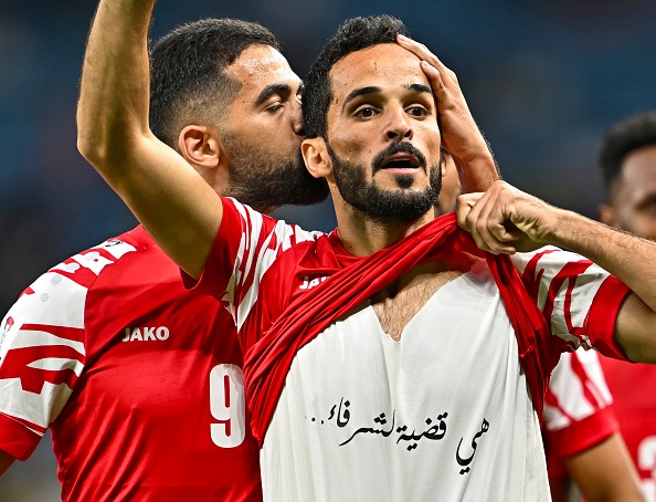 شعار "هي قضية الشرفاء" يعرض مهاجم المنتخب الأردني لکرة القدم لغرامة مالية