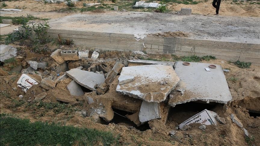 “CNN” تكشف بالأقمار الصناعية تدنيس اسرائیل 16 مقبرة في غزة