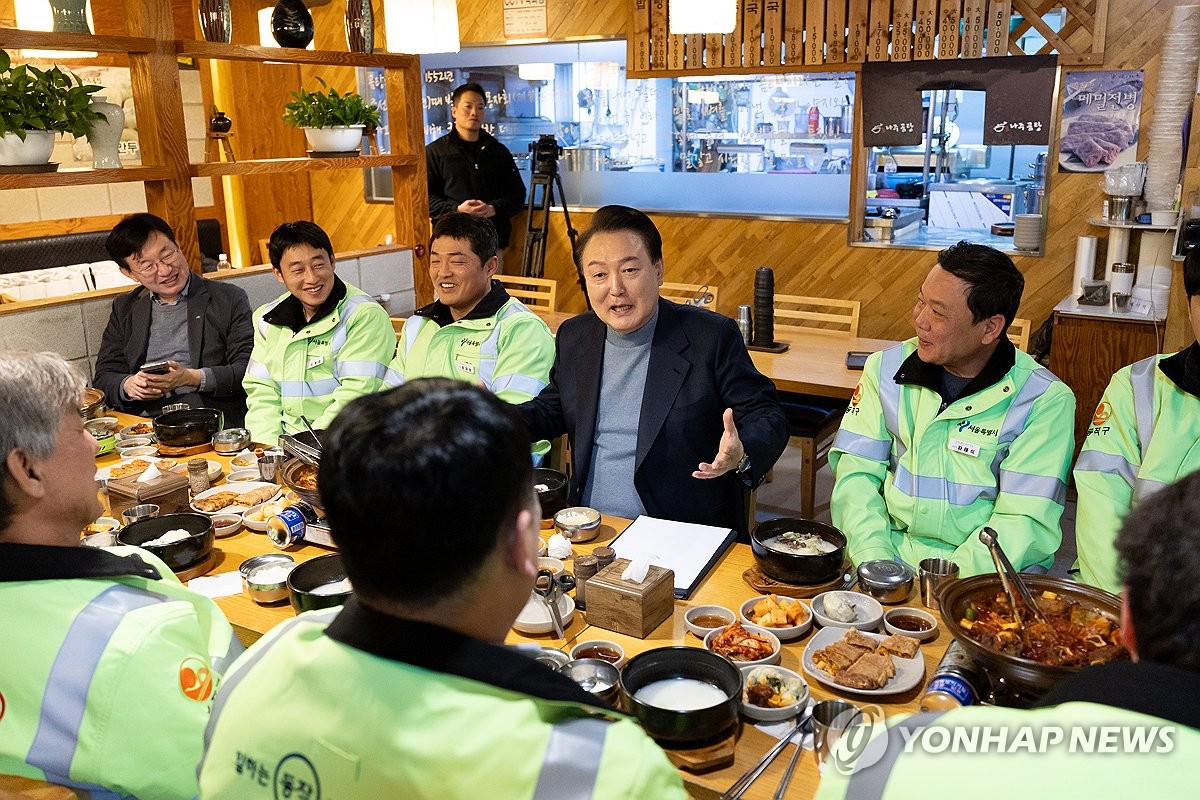 الرئيس "يون" يلتقي مع عمال نظافة الشوارع في عطلة رأس السنة القمرية الجديدة