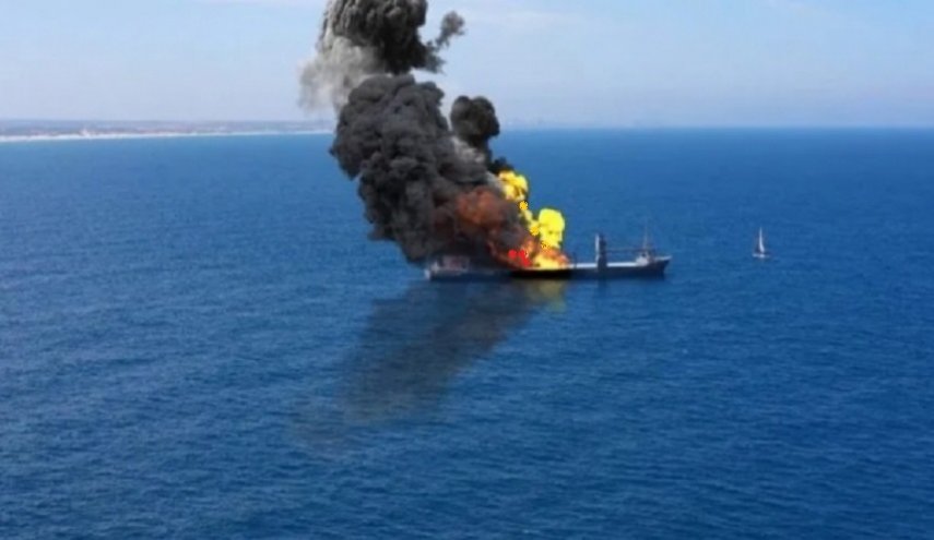 القوات اليمنية تستهدف سفينة أميركية قبالة سواحل اليمن