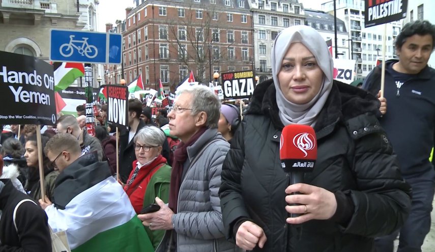بريطانيون غاضبون يحتجون امام مبنی قناة تلفزيونية ضد انحيازها في التغطية الخبرية