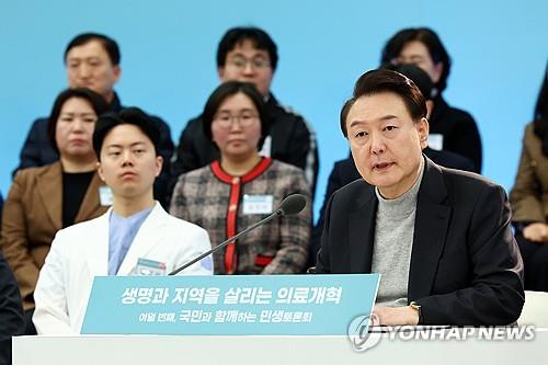 (جديد) الرئيس «يون» يدعو إلى بذل أقصى الجهود لحماية حياة الناس في ظل التهديد بإضراب الأطباء