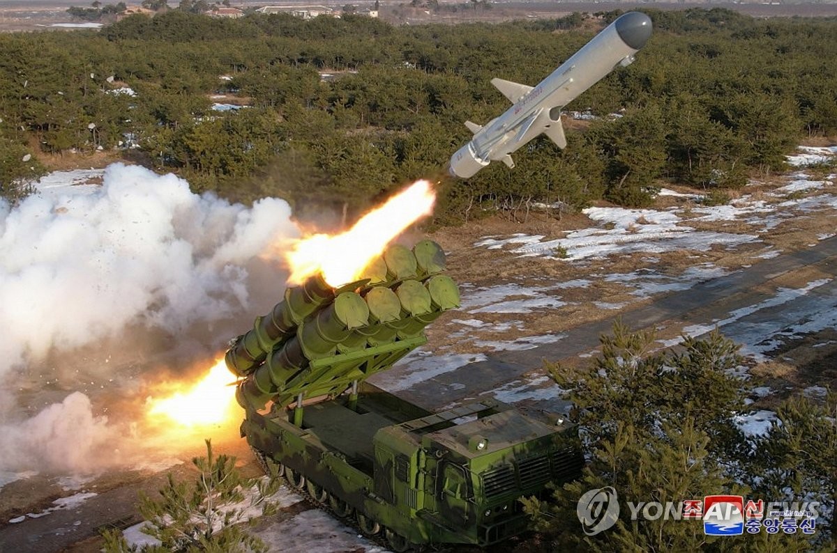 (جديد) الزعيم الكوري الشمالي يشرف على تجربة إطلاق صاروخ أرض-بحر جديد