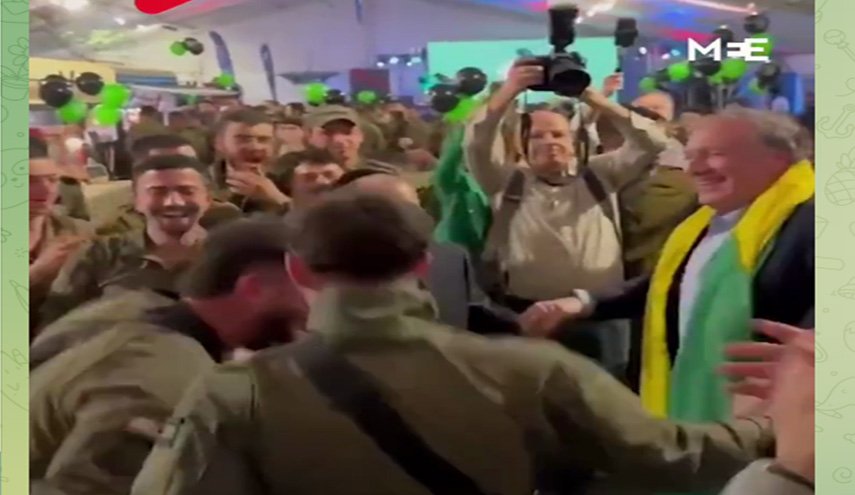 شاهد.. هكذا يرقص مايك بومبيو مع جنود الإحتلال!