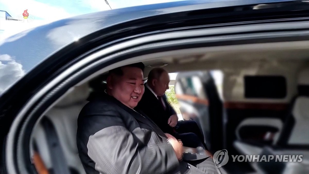 كيم جونغ-أون يتسلم سيارة روسية الصنع من بوتين كهدية