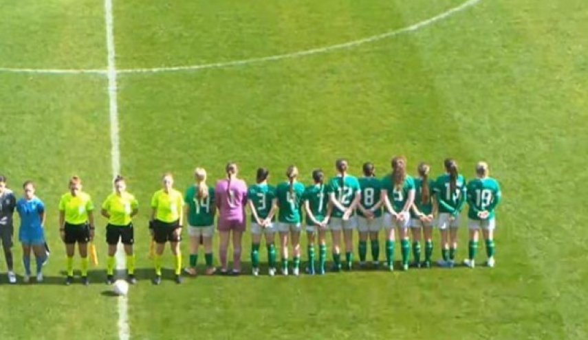لاعبات المنتخب الأيرلندي يدرن ظهورهن أثناء عزف النشيد الإسرائيلي 