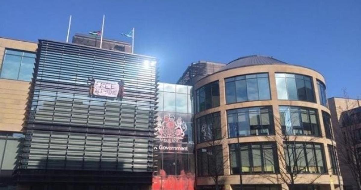 بريطانيا.. نشطاء يرشون طلاء أحمر على مبنى حكومي | وكالة شمس نيوز الإخبارية - Shms News |