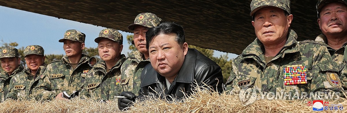 (جديد) كيم جونغ-أون يوجه تدريبات قصف مدفعي شاركت فيها وحدات حدودية قادرة على ضرب عاصمة العدو