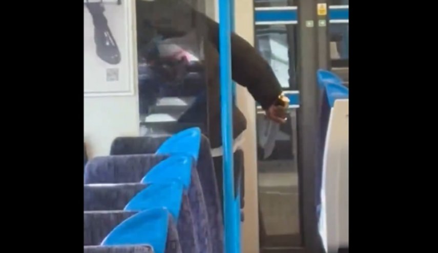 شاهد عملية طعن على متن قطار في لندن والركاب يتفرّجون!
