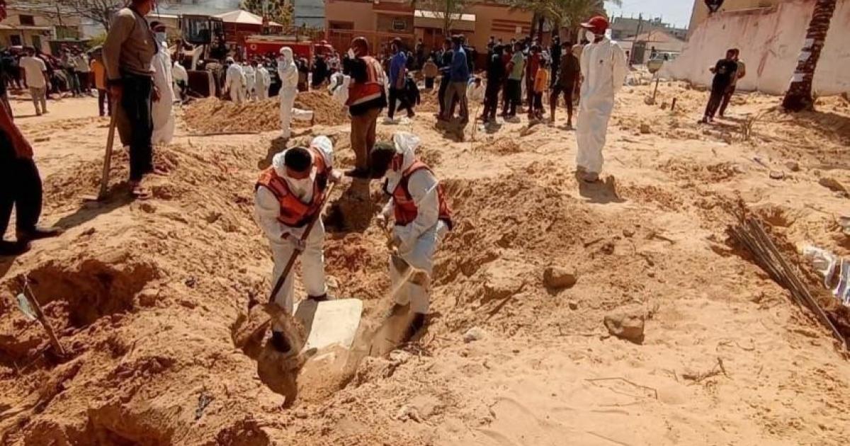 انتشال جثامين 190 شهيدا اعدمهم الاحتلال من مجمع ناصر الطبي بخانيونس | وكالة شمس نيوز الإخبارية - Shms News |