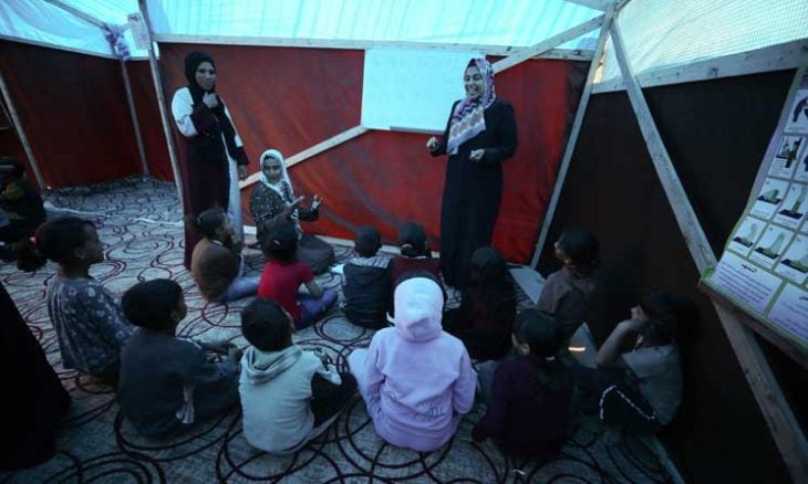 بالصور ؛ رفح.. فلسطينيون ينتزعون حقهم بالتعليم في خيمة بدائية