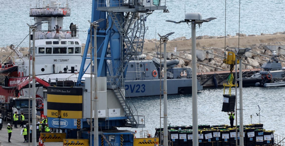 تحميل مساعدات إنسانية لغزة على سفينة في ميناء لارنكا - قبرص في وقت سابق من مارس 2024 - روتيرز