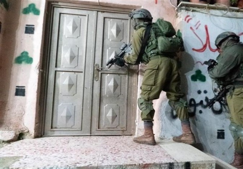 قوات الاحتلال الصهیونی تداهم منازل وتعتقل شبان فی الضفة الغربیة- الأخبار الشرق الأوسط