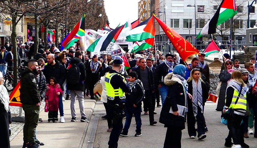 مسيرة جماهيرية حاشدة في هلسنبوري السويدية تظامنا مع غزة + فيديو
