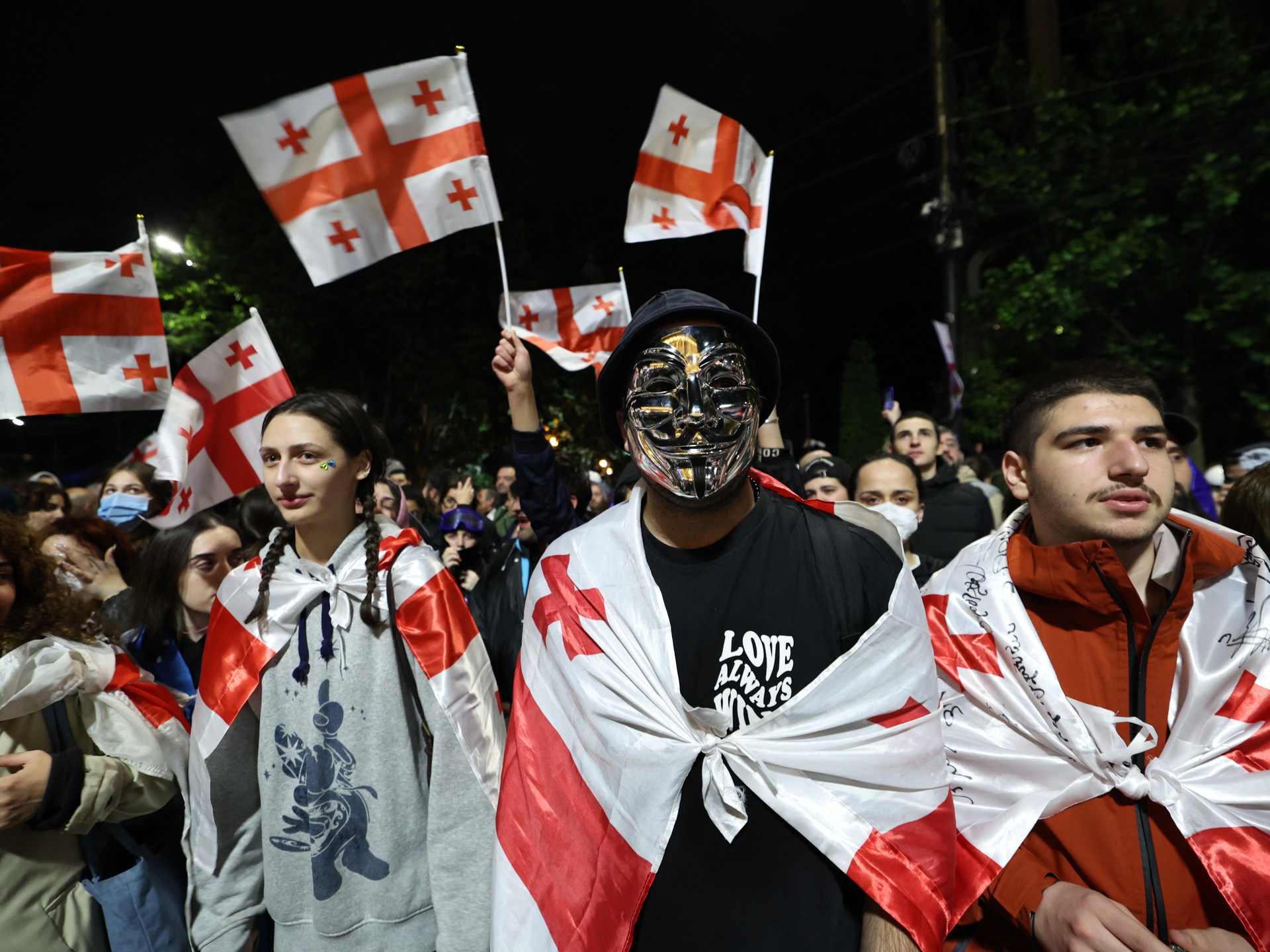 آلاف الجورجيين يتحدون التحذيرات وينضمون للاحتجاج على مشروع قانون "روسيا" |  أخبار السياسة