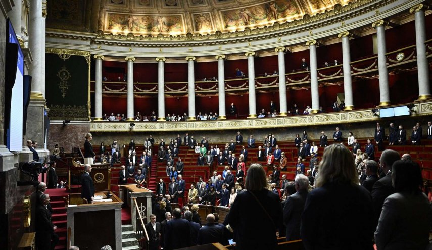 البرلمان الفرنسي يعاقب نائبا رفع علم فلسطين خلال إحدى الجلسات