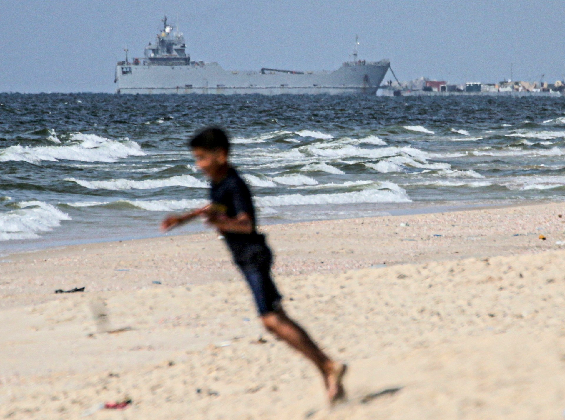 السفن التي تدعم رصيف المساعدات الذي بنته الولايات المتحدة في غزة تجرفها الأمواج العاتية |  أخبار الصراع الإسرائيلي الفلسطيني