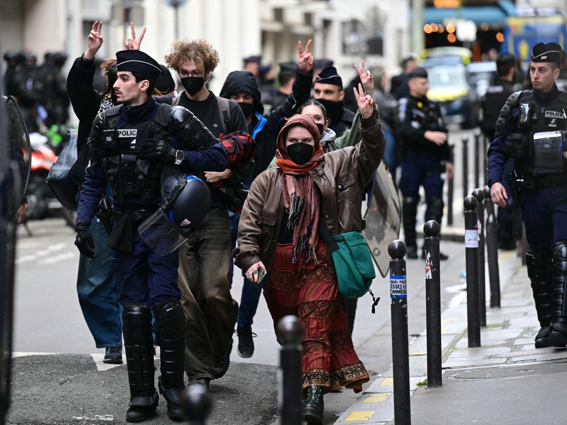 الشرطة تطرد طلاباً مؤيدين للفلسطينيين من جامعة ساينس بو في باريس |  أخبار الحرب الإسرائيلية على غزة