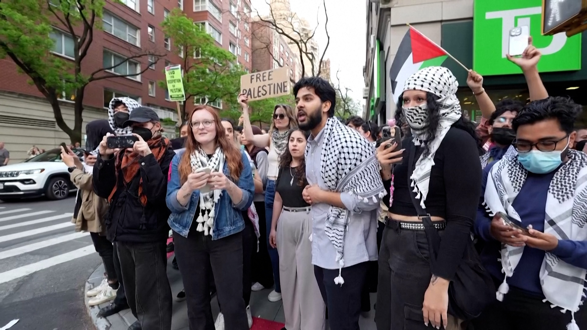 المتظاهرون المؤيدون للفلسطينيين يستهدفون حفل Met Gala بسبب حرب غزة |  غزة